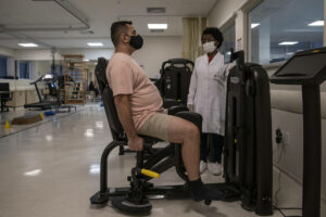 Pessoa passando pro processo de reabilitação