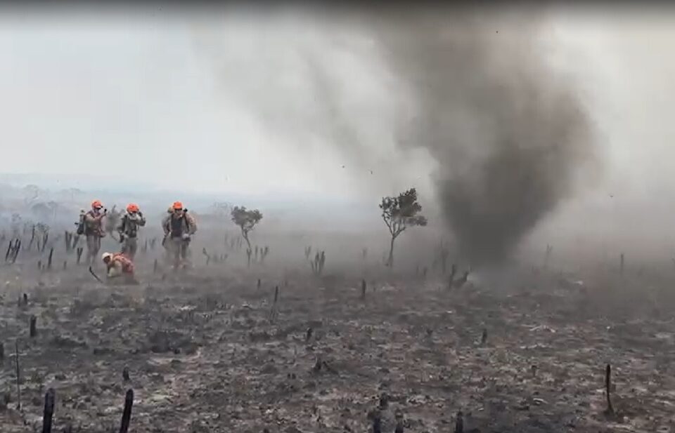 Redemoinhos de fogo dificultam o combate ao incêndio na Chapada dos Veadeiros. Fenômenos foram vistos por na APA Pouso Alto, no Vale da Lua