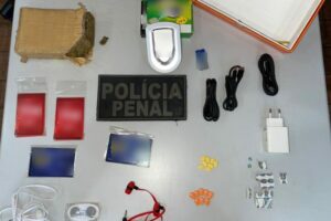 Homem é preso ao tentar entregar drogas e celulares para detentos em Jataí