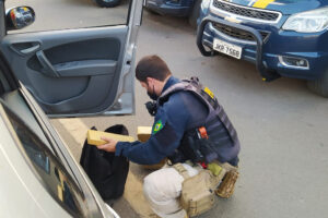 PRF apreende 9kg de maconha em veículo que ia de Goiânia para Brasília