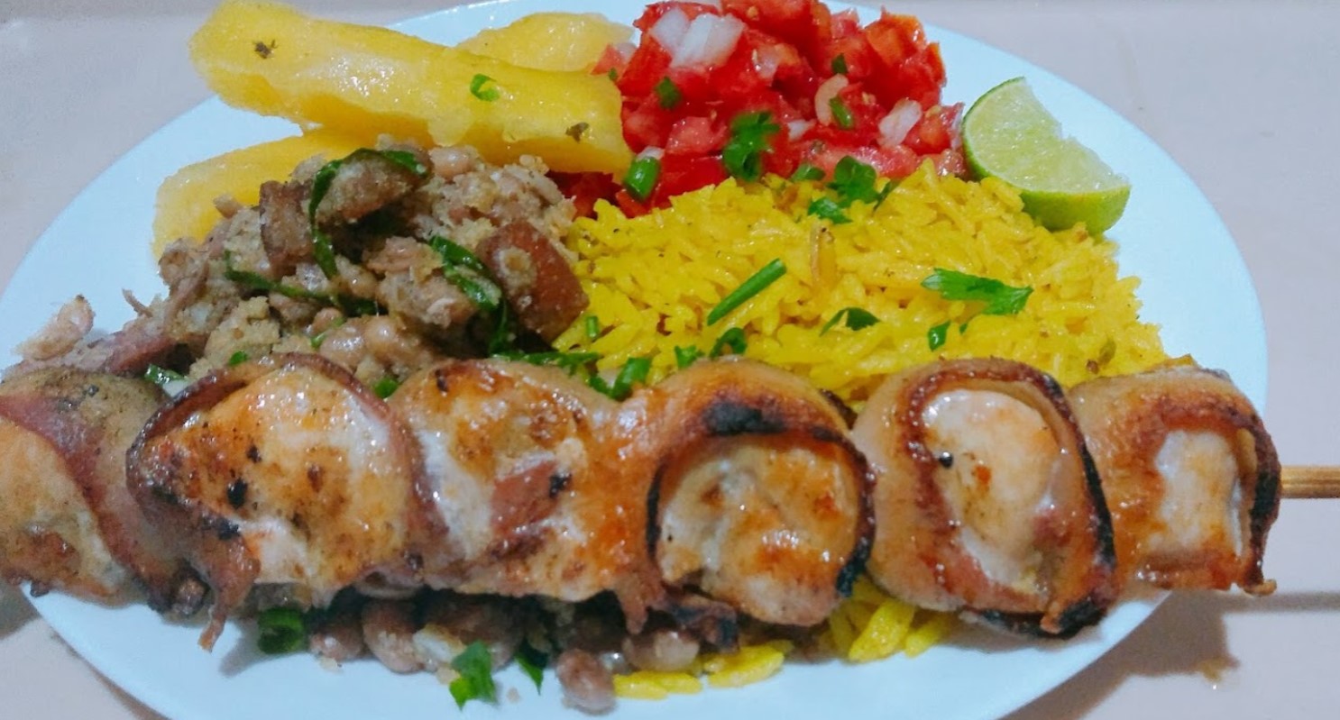 Espetinho de frango é opção na Jantinha da Dil, destaque entre os espetos em Aparecida de Goiânia