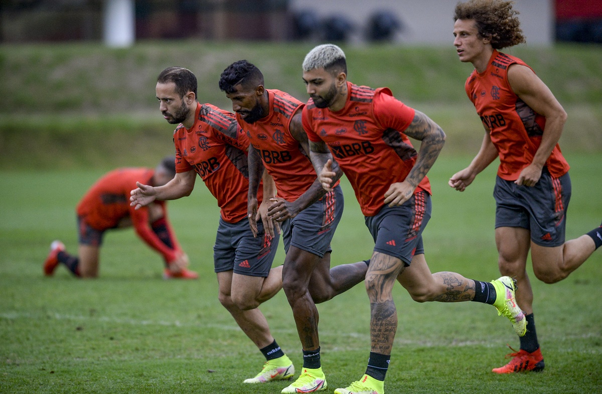 Jogadores do Flamengo durante atividade física no clube