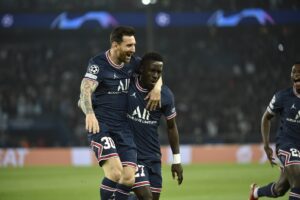Messi e Gueye comemoram gol na vitória do PSG