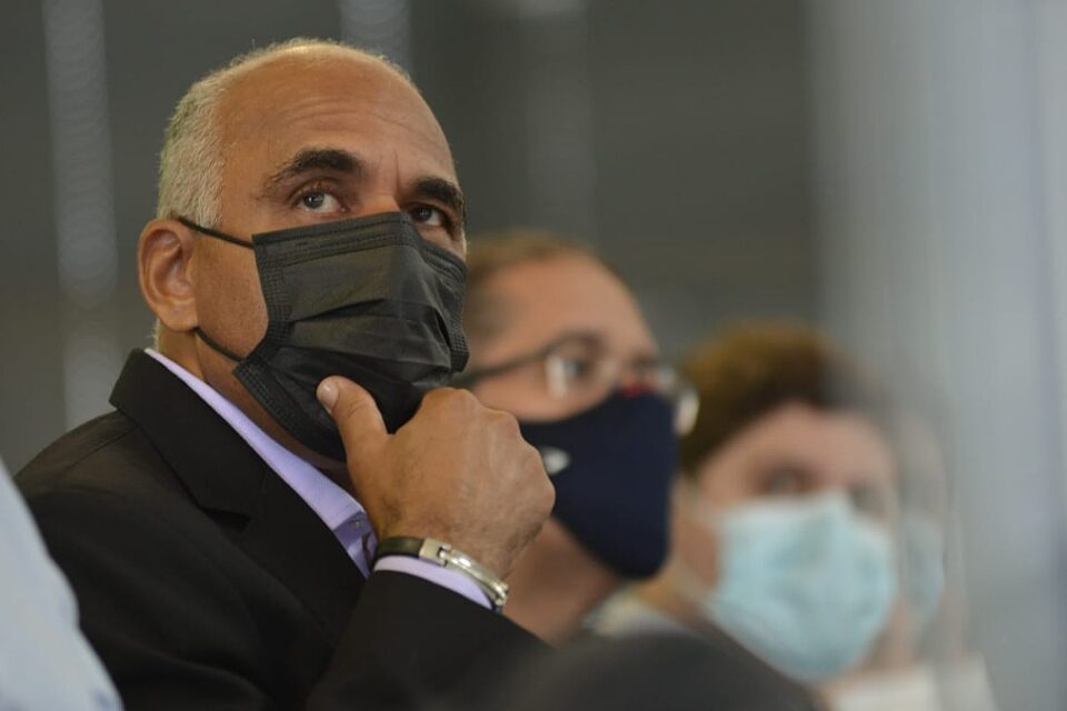 Chefe de gabinete de Rogério Cruz sai em defesa do prefeito contra críticas de ex-presidente do TJ