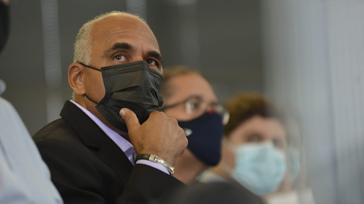 Chefe de gabinete de Rogério Cruz sai em defesa do prefeito contra críticas de ex-presidente do TJ