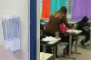 Frascos de álcool em gel na entrada das salas de aula