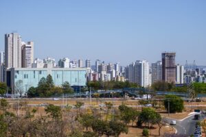 Horizonte de Goiânia com prédios ao fundo