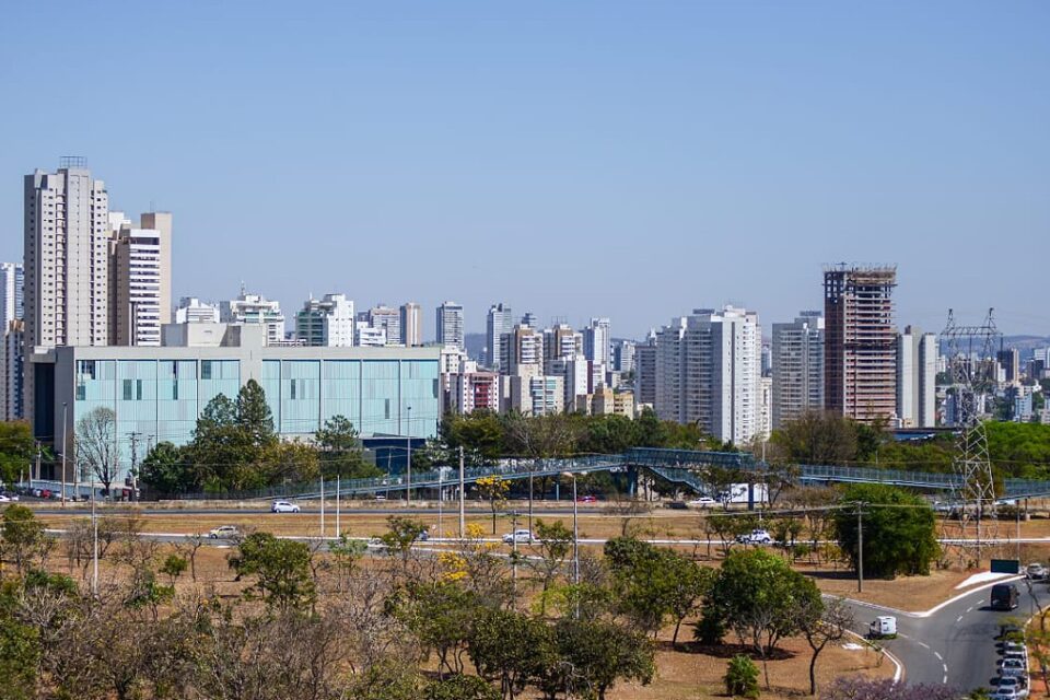 Horizonte de Goiânia com prédios ao fundo