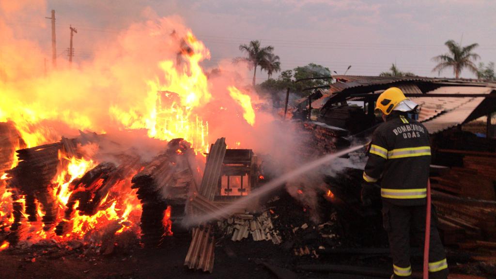 Bombeiros atuaram com ajuda da prefeitura do município e de voluntários para apagar as chamas do incêndio (Foto: Divulgação - CBMGO)