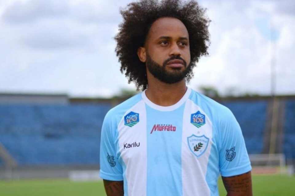 Celsinho com a camisa do Londrina