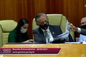 Vereadores leem documento durante sessão da Comissão Mista