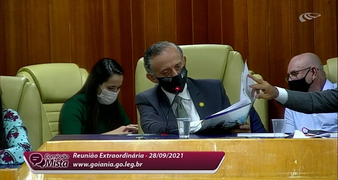 Vereadores leem documento durante sessão da Comissão Mista