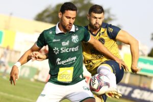 Wesley Matos tenta tirar a bola do atacante da Caldense