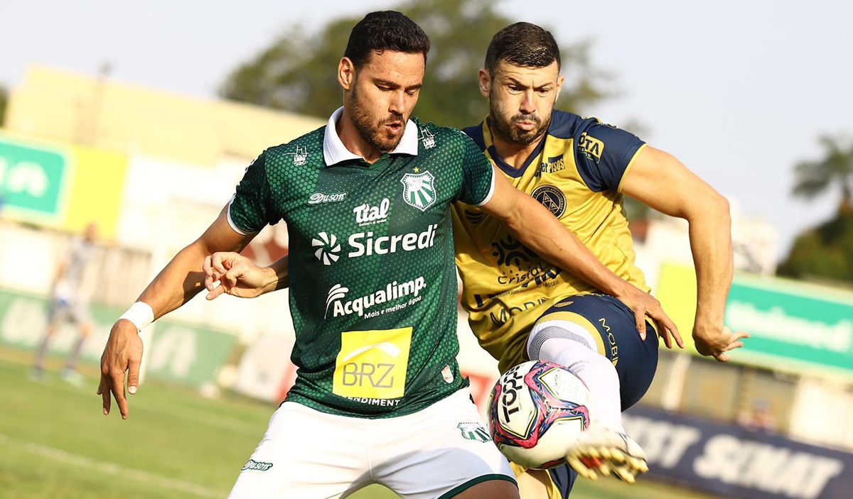 Wesley Matos tenta tirar a bola do atacante da Caldense