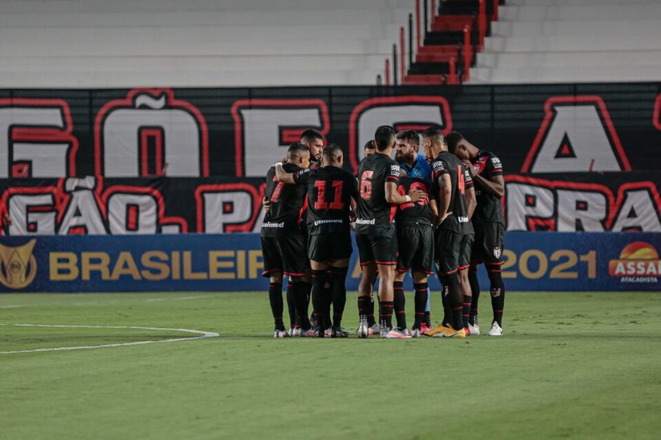 Jogadores do Atlético-GO reunidos antes do jogo