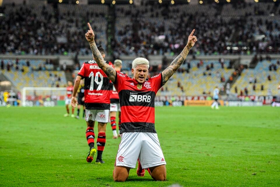 Pedro comemora gol do Flamengo no Maracanã com torcida