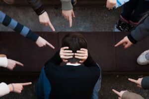 Bullying em redes sociais atinge mais alunas do que alunos em Goiás, diz IBGE