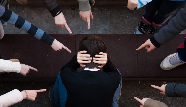 Bullying em redes sociais atinge mais alunas do que alunos em Goiás, diz IBGE