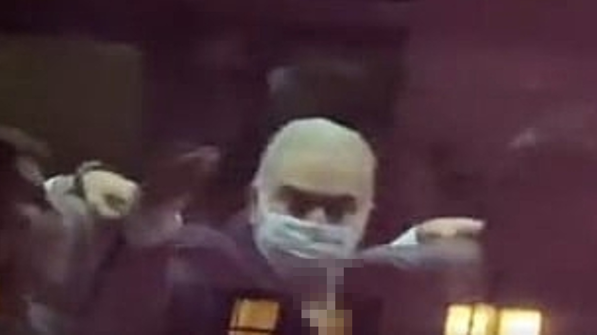 Queiroga mostra o dedo do meio para manifestantes anti-Bolsonaro em NY