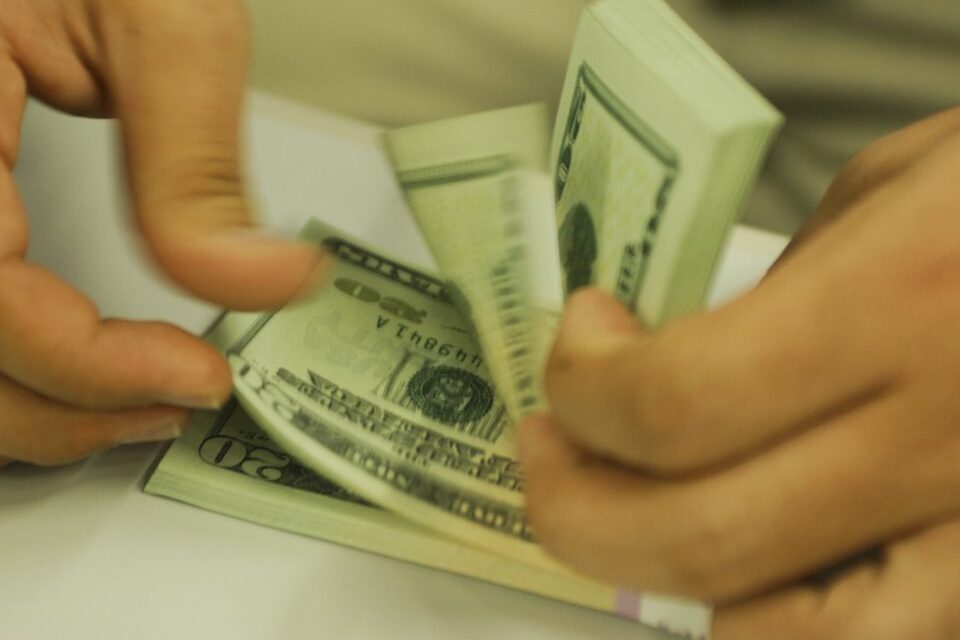 Dólar sobe pela quarta vez seguida e aproxima-se de R$ 5,38