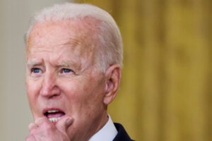 Aprovação de Biden atinge pior nível após piora da pandemia e caos no Afeganistão