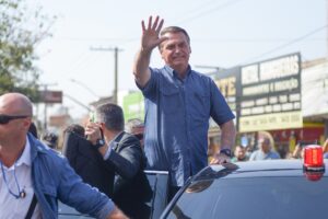 Bolsonaro em Goiás - Presidente acena para apoiadores em carro aberto cercado por seguranças