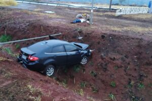 Capotamento na rodovia GO-070 deixa três pessoas feridas. Uma delas está em estado grave no HUGOL (Foto: Divulgação - CBMGO)