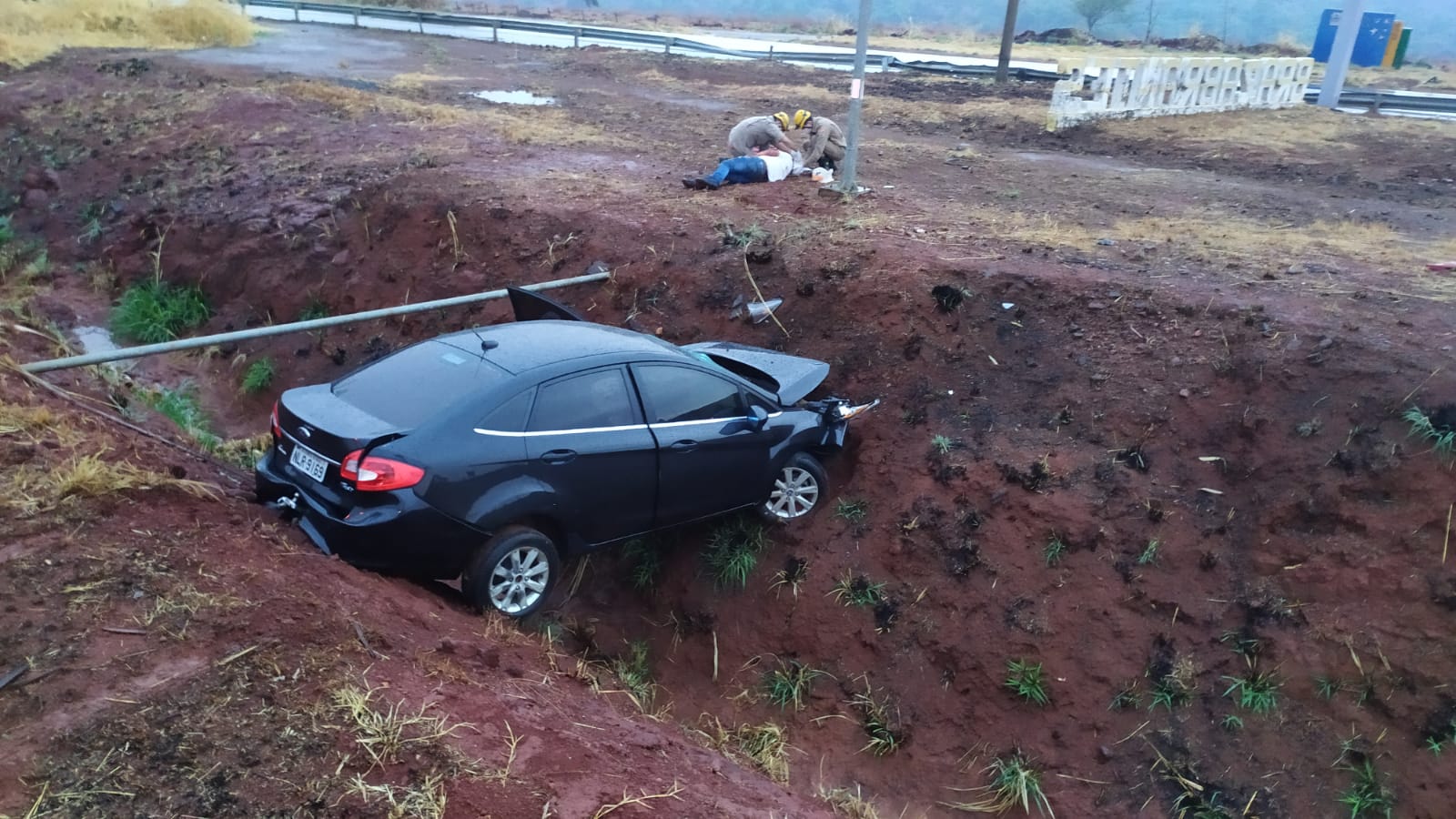 Capotamento na rodovia GO-070 deixa três pessoas feridas. Uma delas está em estado grave no HUGOL (Foto: Divulgação - CBMGO)