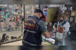 Procon Goiás apreende produtos irregulares em tabacarias e distribuidoras de Goiânia