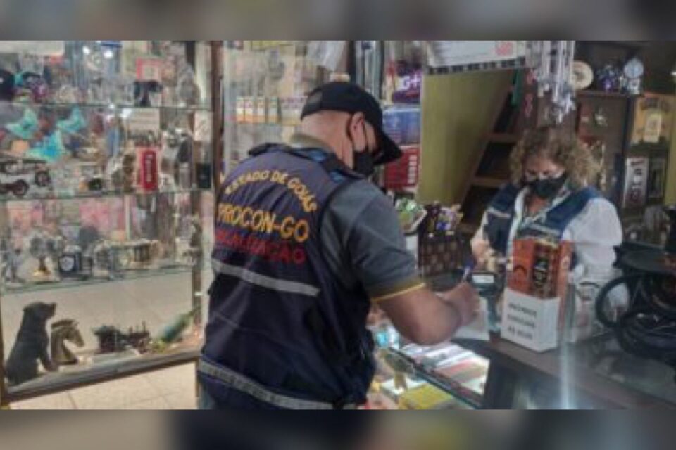 Procon Goiás apreende produtos irregulares em tabacarias e distribuidoras de Goiânia