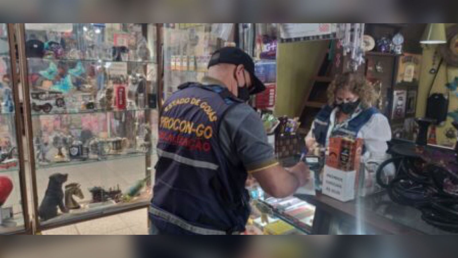 Procon Goiás apreende produtos irregulares em tabacarias e distribuidoras de Goiânia