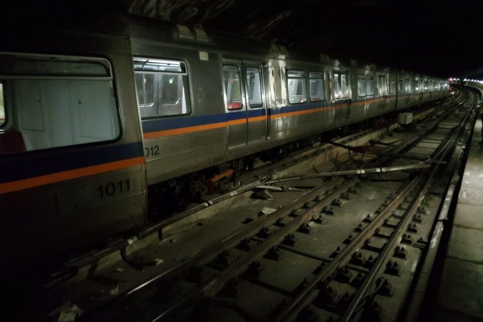 Vagão de metrô descarrilado em Brasília