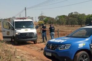 Viatura da PM e do IML - Travesti é encontrada morta às margens da GO-174, em Rio Verde. Corpo apresenta marcas de tiros