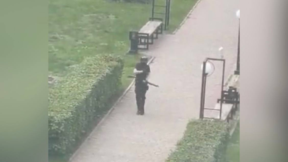 Atirador invade universidade, mata 8 pessoas e deixa outras 24 feridas na Rússia