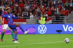 Sterling durante jogo contra a Hungria