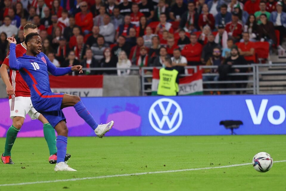 Sterling durante jogo contra a Hungria