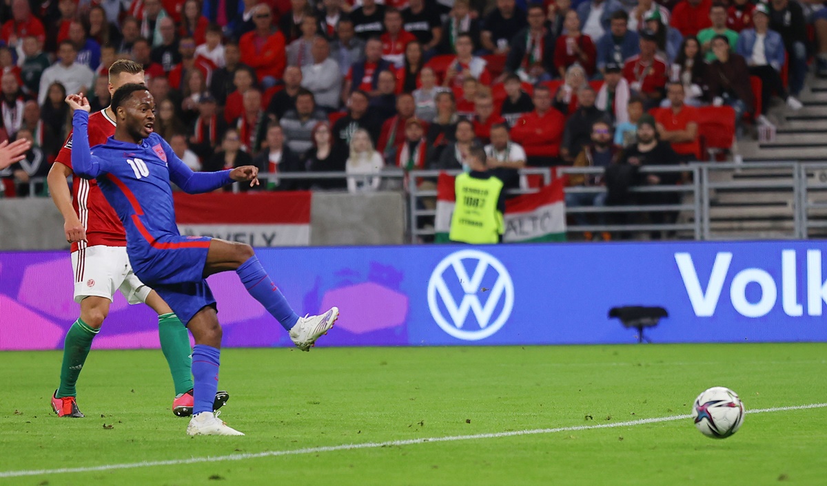 Sterling durante jogo contra a Hungria