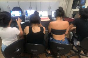 Quatro mulheres, com idades entre 18 e 19 anos, foram presas na tarde desta quarta-feira (15) suspeitas de trabalhar em um call center ilegal, com o qual golpes eram aplicados em idosos. A central clandestina ficava na região de Perus, na zona oeste da capital paulista - Divulgação/Deic