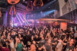 Evolução da Ômicron provoca mudanças na programação de grandes eventos