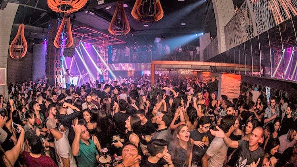 Evolução da Ômicron provoca mudanças na programação de grandes eventos