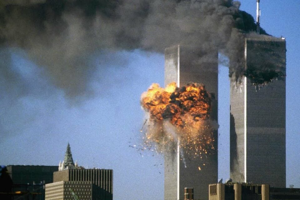 World Trade Center sendo atingido por um dos aviões