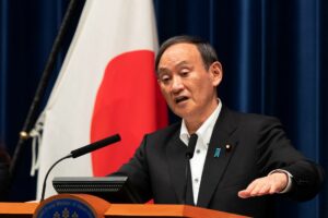 Premiê japonês anuncia saída abrupta menos de 1 ano após assumir cargo