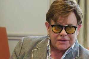 Cantor falou que foi aconselhado a passar por uma cirurgia. Elton John adia turnê após machucar quadril no fim das férias