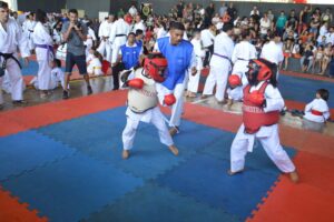 Crianças em luta de Karatê