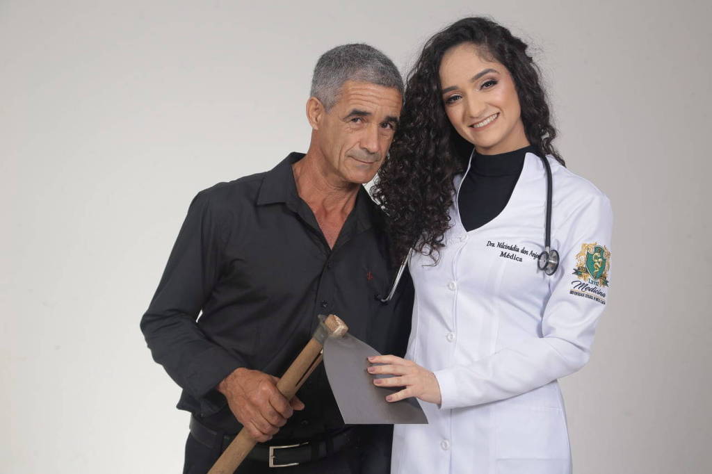 Filha de agricultores, Nilcinádia veio da roça e se formou em Minas Gerais. Ao som de Zezé di Camargo, médica homenageia pais em formatura