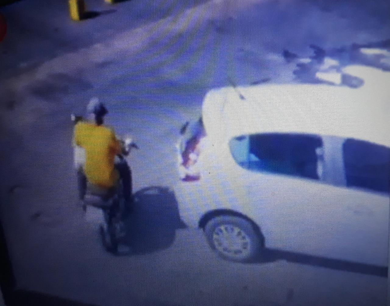 Vídeo mostra momento em que moto é furtada na porta de um supermercado em Anápolis ( Foto: reprodução/ vídeo)