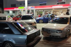 Carros em posto de combustíveis onde havia festa encerrada pela fiscalização de Aparecida de Goiânia