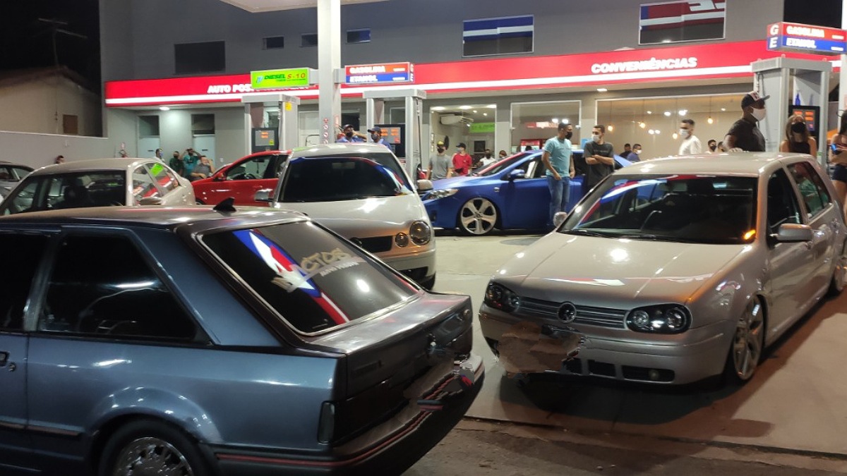 Carros em posto de combustíveis onde havia festa encerrada pela fiscalização de Aparecida de Goiânia
