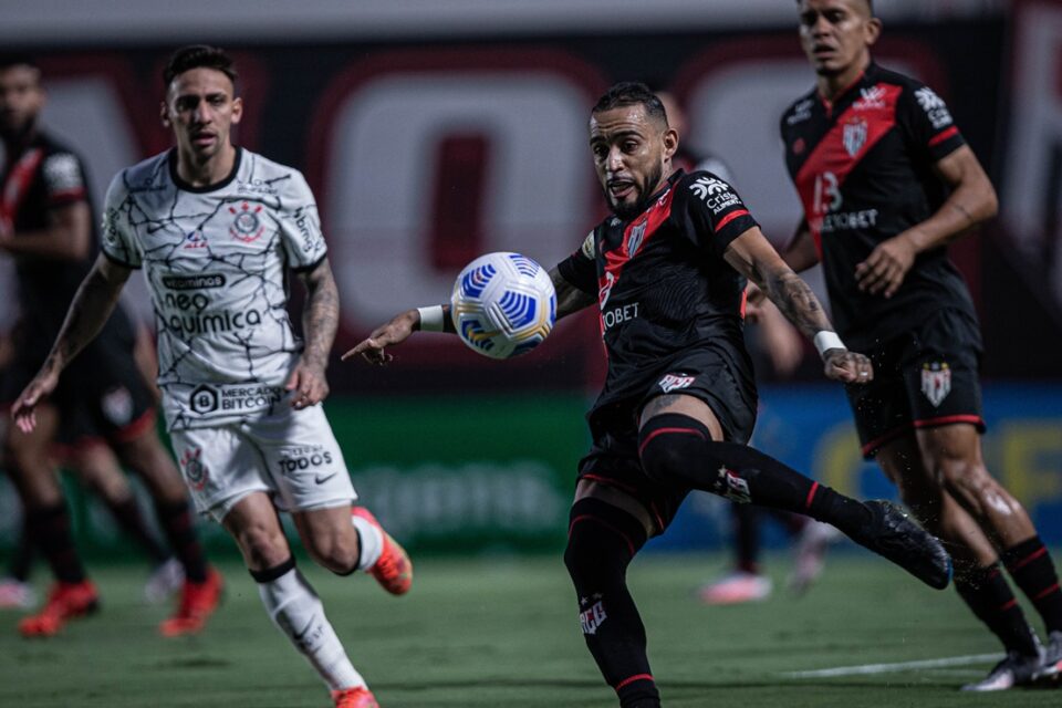 Natanael, do Atlético-GO disputa bola com jogador do Corinthians