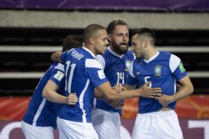 Jogadores da seleção brasileira comemora gol
